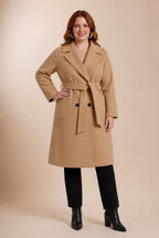 Manteau long ceinturé grande taille ELITE camel porté
