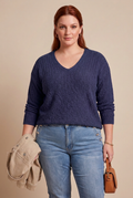 Pull col V WOOLIA bleu marine porté – mode grande taille femme