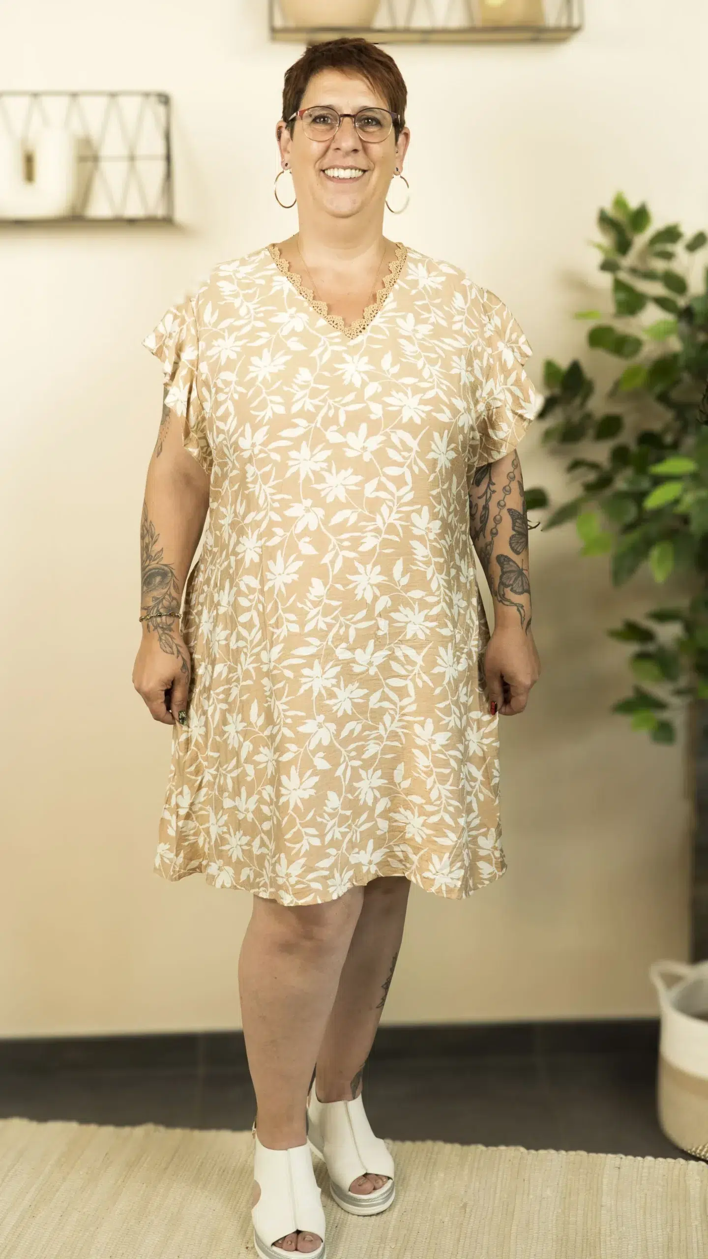 Robe courte à fleurs beige